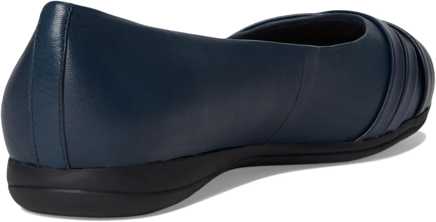 Trotters Women's Daphne Ballet Flat